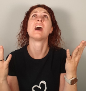 Frau wütend und verzweifelt