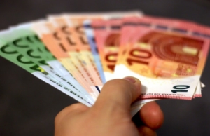 Hand mit Geldscheinen