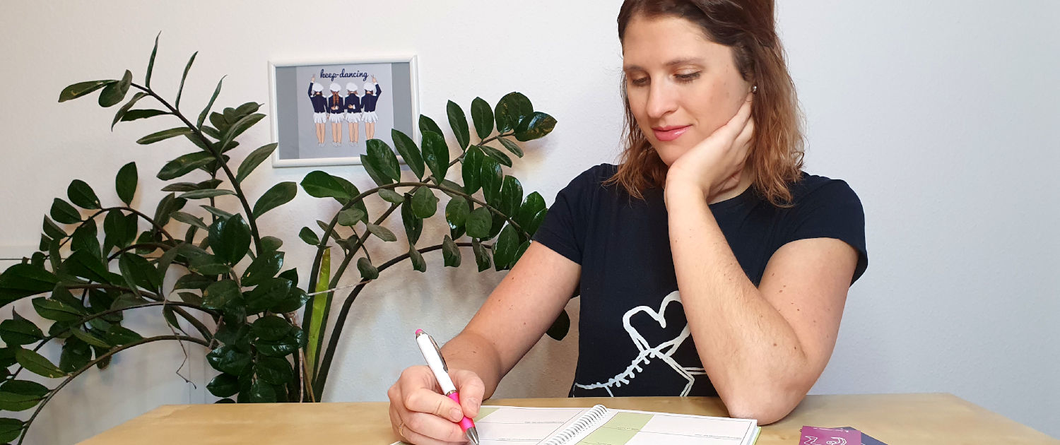 Lisa von keep-dancing bei der Planung einer Trainingseinheit mit der Garde
