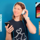 Lisa von keep-dancing hört Gardemusik mit Kopfhörer